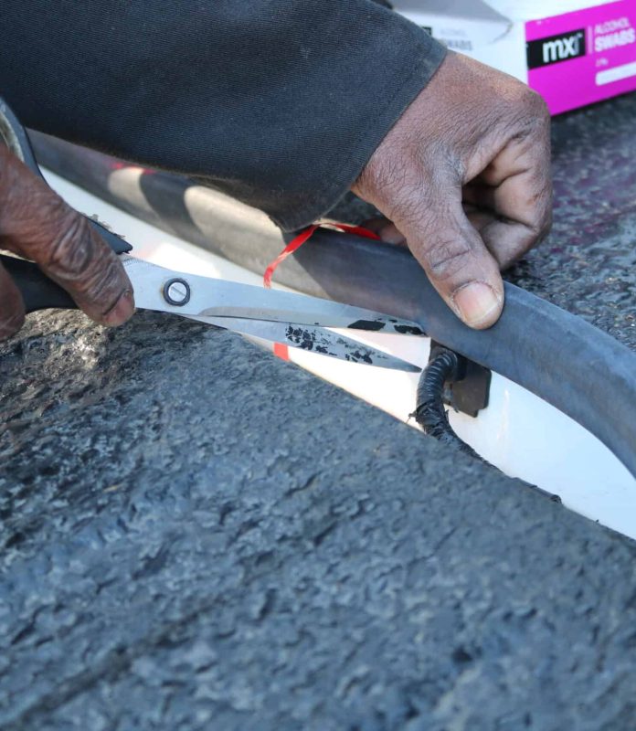 Tailgate dust sealing strip for bakkie load bin